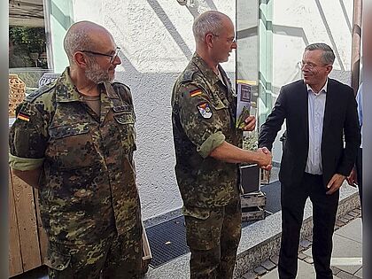 Als Dank für seine langjährige Unterstützung des DBwV am Standort Kaufbeuren erhielt Oberst Thorsten Milewski (M.) aus den Händen von DBwV-Vize Stabsfeldwebel a.D. Thomas Schwappacher (r.) einen Buchpreis mit Widmung des Bundesvorsitzenden. Links im Bild: Stellvertretender Kommandeur Oberstleutnant Marcus Berndorfer. Foto: Friedel Wegner