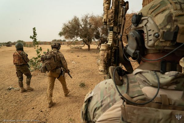 Gemeinsame Patrouille von französischen und malischen Soldaten in Mali: Tatsächlich hat sich das Verhältnis zwischen Frankreich und der malischen Militärjunta immer weiter verschlechtert. Foto: Etat-major des armées/France