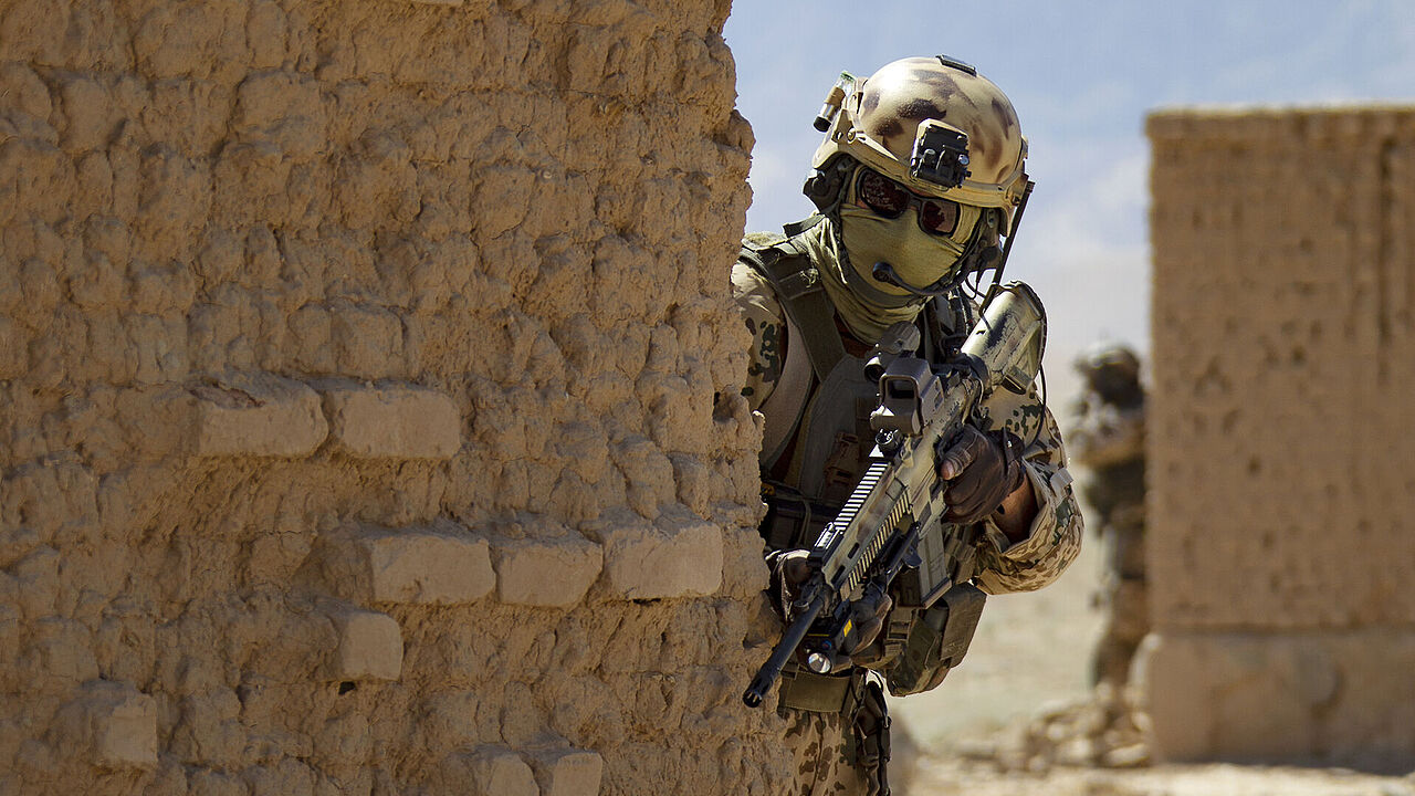 Verstärkungskräfte, zusätzliche Bewaffnung, Ausrüstung und Munition sollen nach Angaben der Verteidigungsministerin nach Afghanistan gebracht werden, um den Schutz der Bundeswehr vor Ort zu verstärken. Foto: Bundeswehr/Andrea Bienert