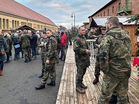 Zahlreich nutzten die Soldatinnen und Soldaten sowie die Zivilbeschäftigen des Ausbildungskommandos in Leipzig den Weihnachtsmarkt, um gemeinsam mit ihren Angehörigen einige Stunden zu verbringen und sich auf das Weihnachtsfest einzustimmen. Foto: Holger Koch
