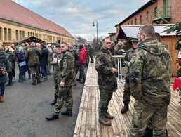 Zahlreich nutzten die Soldatinnen und Soldaten sowie die Zivilbeschäftigen des Ausbildungskommandos in Leipzig den Weihnachtsmarkt, um gemeinsam mit ihren Angehörigen einige Stunden zu verbringen und sich auf das Weihnachtsfest einzustimmen. Foto: Holger Koch