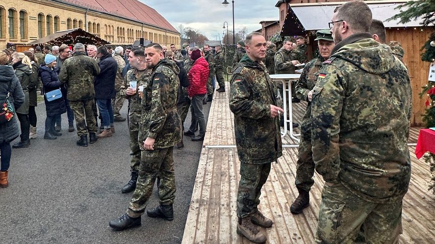 Zahlreich nutzten die Soldatinnen und Soldaten sowie die Zivilbeschäftigen des Ausbildungskommandos in Leipzig den Weihnachtsmarkt, um gemeinsam mit ihren Angehörigen einige Stunden zu verbringen und sich auf das Weihnachtsfest einzustimmen. Foto: Holger Koch