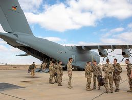 Soldaten der Bundeswehr in Al-Asrak/Jordanien im Einsatz im Kampf gegen den IS in Syrien und im Irak vor dem Transportflieger A400M. Foto: DBwV/Hepner