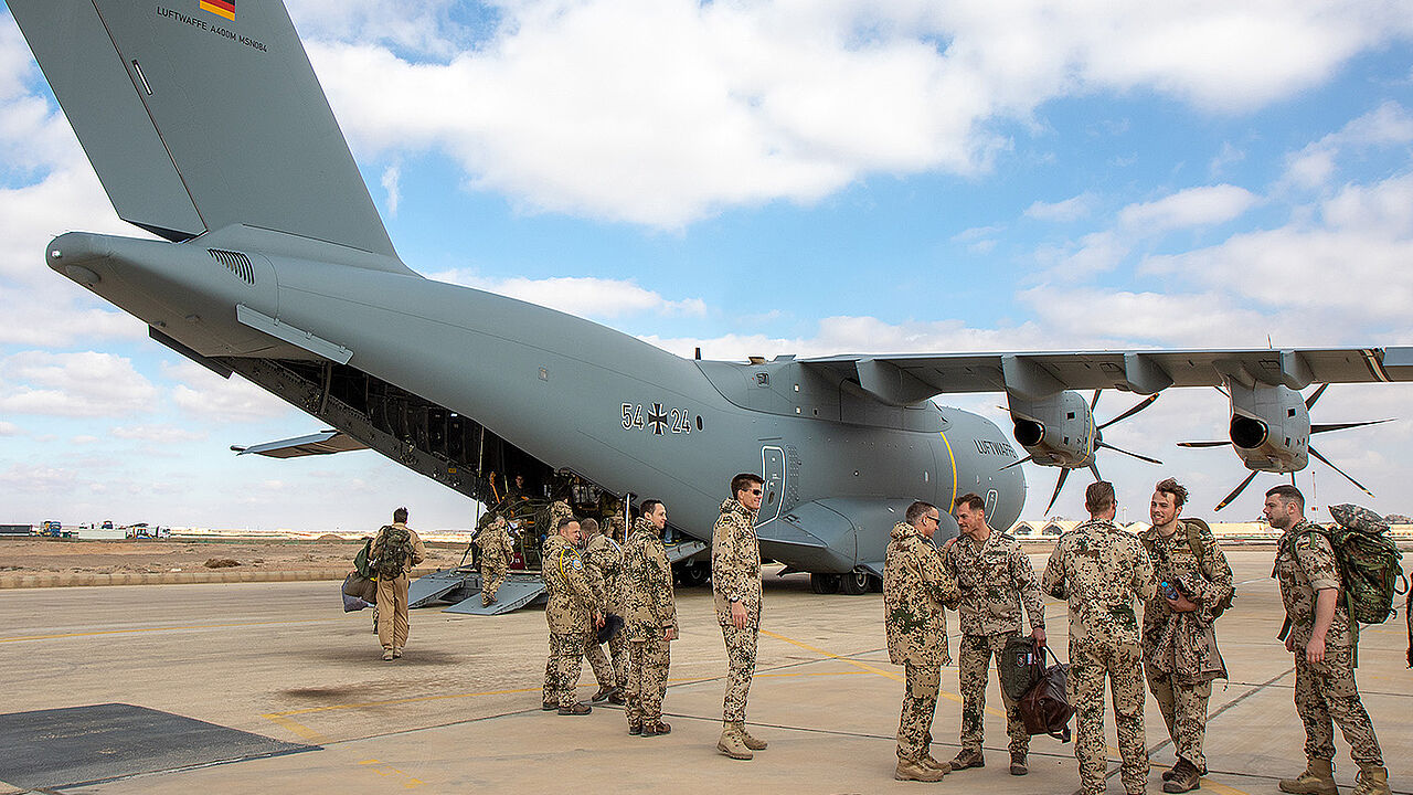 Soldaten der Bundeswehr in Al-Asrak/Jordanien im Einsatz im Kampf gegen den IS in Syrien und im Irak vor dem Transportflieger A400M. Foto: DBwV/Hepner
