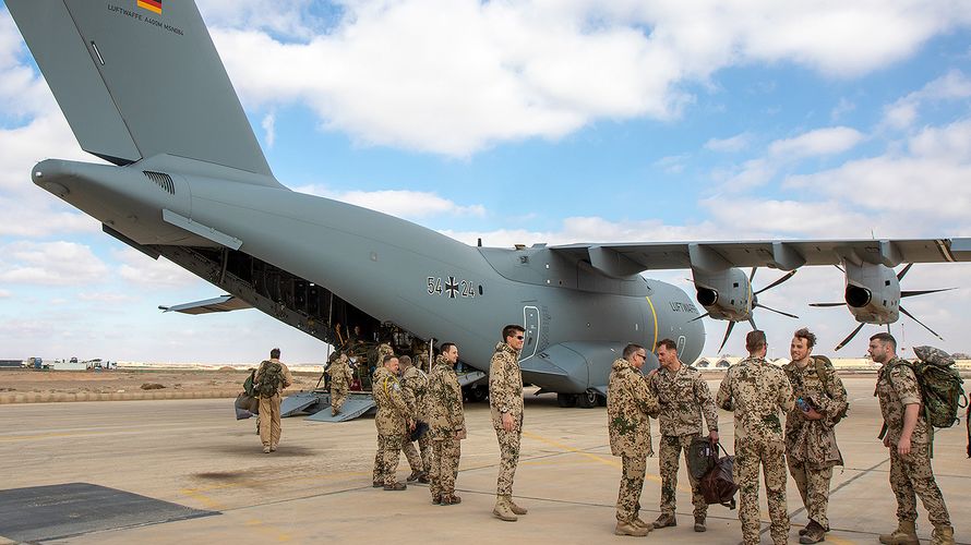 Soldaten der Bundeswehr in Al-Asrak/Jordanien im Einsatz im Kampf gegen den IS in Syrien und im Irak vor dem Transportflieger A400M. Foto: DBwV/Hepner