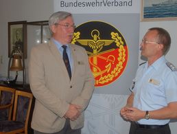 Armin Komander (l.) sprach wie alle Referenten auf Einladung Struckmeiers Foto: DBwV