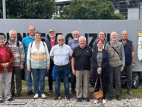 Nach längerer Zeit hatte der Führer der in Bad Düben staionierten Einsatzhundertschaft der Bundespolizei, Erster Polizeihauptkommissar Andre Möbius (l.), den Mitgliedern der sKERH Bad Düben wieder die Möglichkeit verschafft, einen Besuch in der Kaserne der Bundespolizei durchzuführen. Foto: Peter Goldammer