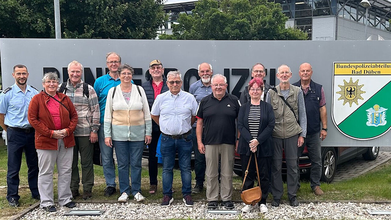 Nach längerer Zeit hatte der Führer der in Bad Düben staionierten Einsatzhundertschaft der Bundespolizei, Erster Polizeihauptkommissar Andre Möbius (l.), den Mitgliedern der sKERH Bad Düben wieder die Möglichkeit verschafft, einen Besuch in der Kaserne der Bundespolizei durchzuführen. Foto: Peter Goldammer