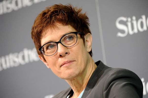 Annegret Kramp-Karrenbauer will eine breite Diskussion zum Dienst an der Gesellschaft anstoßen Foto:dpa