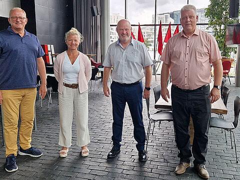 DBwV-Delegationsleiter Hauptmann a.D. Jörg Greiffendorf mit den neuen Mitgliedern Stabsfeldwebel a.D. Gabriele Raue, Oberstabsfeldwebel Dieter Götz und Hauptmann a.D. Ingo Zergiebel (v.l.n.r.). Foto: DBwV/Uwe Hahn