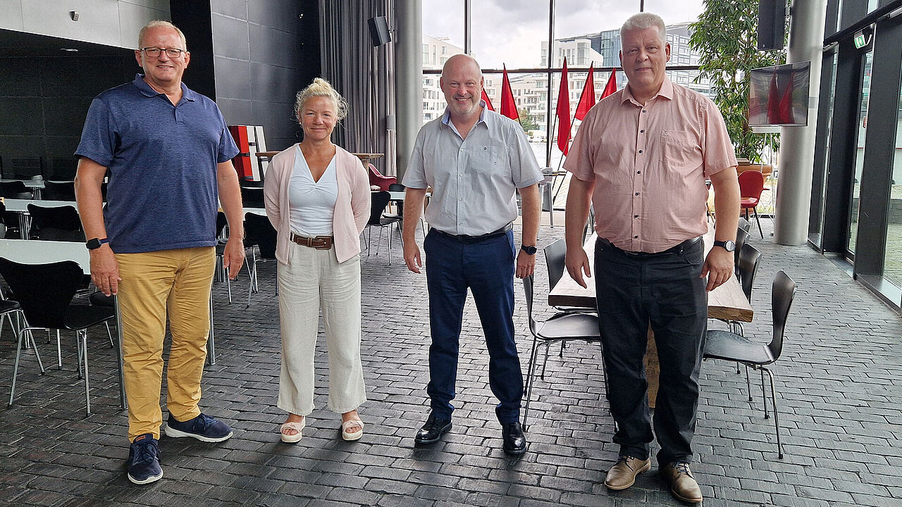 DBwV-Delegationsleiter Hauptmann a.D. Jörg Greiffendorf mit den neuen Mitgliedern Stabsfeldwebel a.D. Gabriele Raue, Oberstabsfeldwebel Dieter Götz und Hauptmann a.D. Ingo Zergiebel (v.l.n.r.). Foto: DBwV/Uwe Hahn