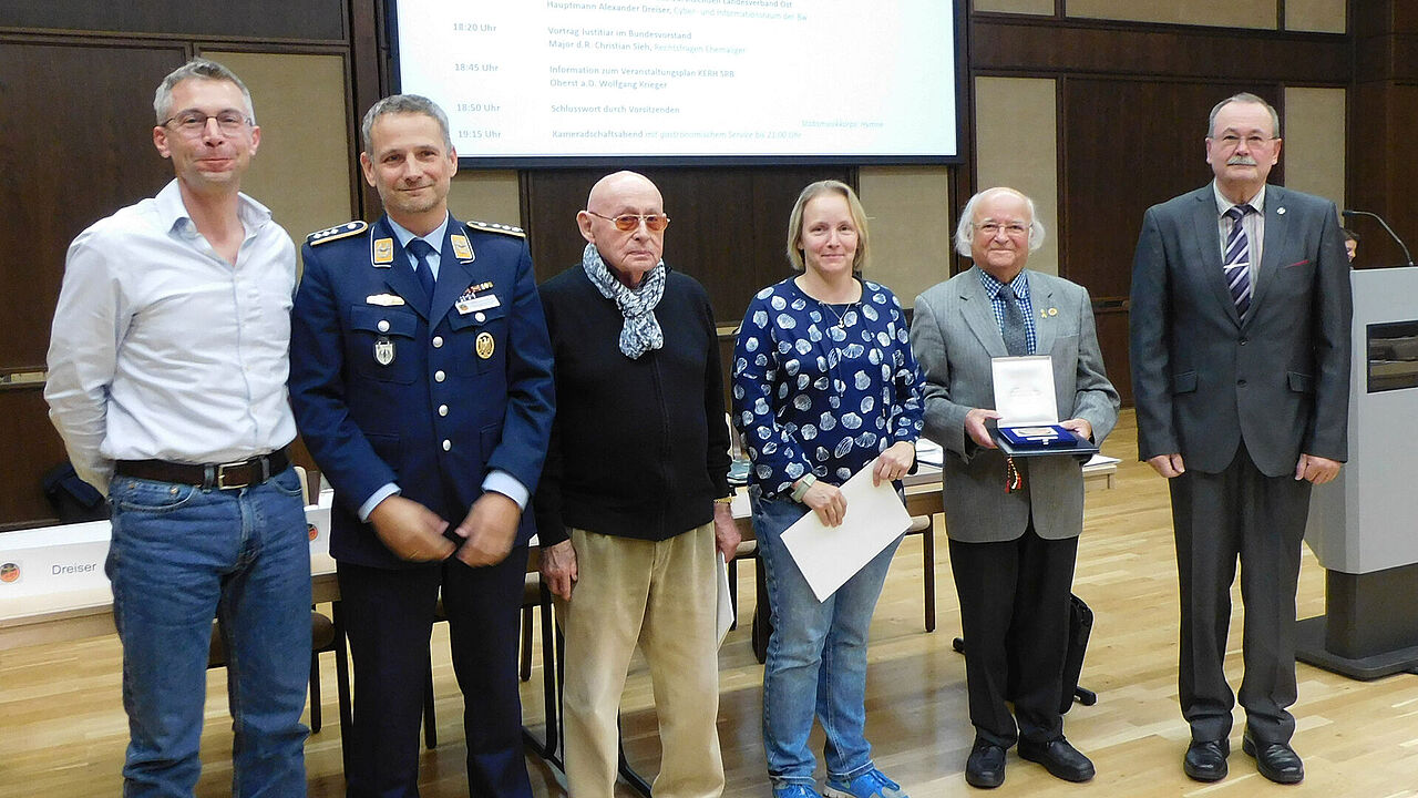 Die bei der Mitgliederversammlung der KERH Strausberg geehrten Mitglieder Oberstleutnant a.D. Klaus Eckert, Obermaat d.R. Anke Hedler und Oberstleutnant a.D. Klaus Raabs (v.r.n.l.) mit dem Vorsitzenden Oberstleutnant a.D. Horst Matschey (r.) sowie dem Justitiar Christian Sieh (l.) und dem stellvertretenden Landesvorsitzenden Alexander Dreiser (2.v.l.). Foto: Matschey