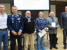 Die bei der Mitgliederversammlung der KERH Strausberg geehrten Mitglieder Oberstleutnant a.D. Klaus Eckert, Obermaat d.R. Anke Hedler und Oberstleutnant a.D. Klaus Raabs (v.r.n.l.) mit dem Vorsitzenden Oberstleutnant a.D. Horst Matschey (r.) sowie dem Justitiar Christian Sieh (l.) und dem stellvertretenden Landesvorsitzenden Alexander Dreiser (2.v.l.). Foto: Matschey