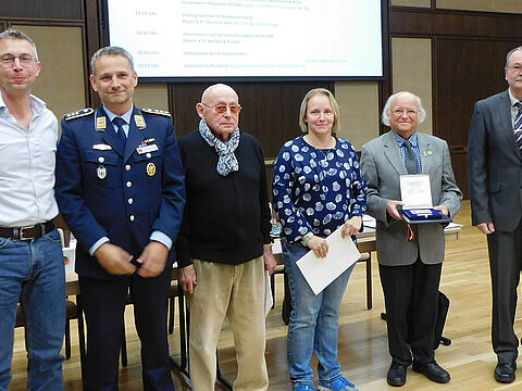 Die bei der Mitgliederversammlung der KERH Strausberg geehrten Mitglieder Oberstleutnant a.D. Klaus Eckert, Obermaat d.R. Anke Hedler und Oberstleutnant a.D. Klaus Raabs (v.r.n.l.) mit dem Vorsitzenden Oberstleutnant a.D. Horst Matschey (r.) sowie dem Justitiar Christian Sieh (l.) und dem stellvertretenden Landesvorsitzenden Alexander Dreiser (2.v.l.). Foto: Matschey