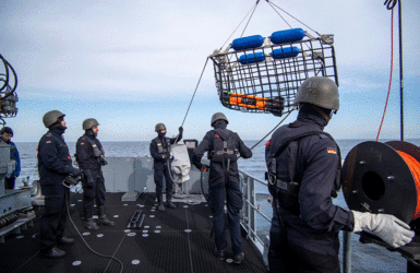 Mit dem Kran wird der Fangkorb samt "Seefuchs" wieder an Bord geholt. Foto: DBwV/Yann Bombeke