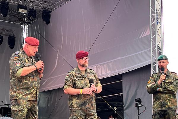 Auf der großen Bühne diskutierte der Stellvertreter des Bundesvorsitzenden, Oberstleutnant i.G. Marcel Bohnert (r.), mit Veteranen. Dabei waren unter anderem Stabsfeldwebel Jens Ruths (M.) und Oberstabsfeldwebel Meik  Briest. Foto: DBwV/Frank Jungbluth