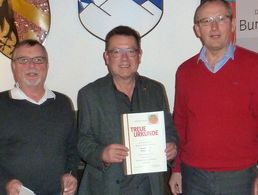 Stellvertreter Wolfgang Ambrosius (v. l.), Erwin Roth, Vorsitzender Reinhard Krömer. Foto: Heinrich Petersen