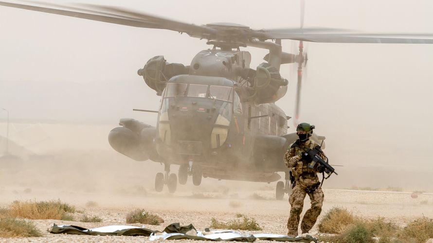 Der Transporthubschrauber CH-53 setzt Soldaten bei einer Übung von Kampfrettern der Luftwaffe in Mazar-i Sharif ab Foto:Bundeswehr/Lars Koch
