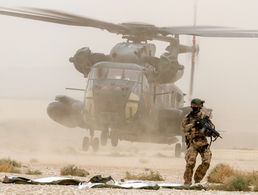 Der Transporthubschrauber CH-53 setzt Soldaten bei einer Übung von Kampfrettern der Luftwaffe in Mazar-i Sharif ab Foto:Bundeswehr/Lars Koch