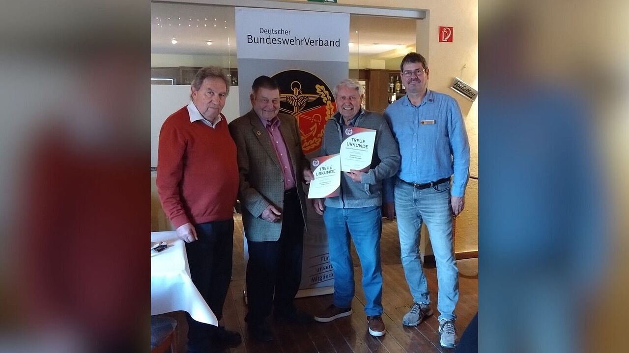 KERH Vorsitzender Helmut Buttlar (von links), die Jubilare Jürgen Bauer und Werner Hassinger und Bezirksvorsitzender Dirk Siebert. Foto: KERH Kassel-Hofgeismar      