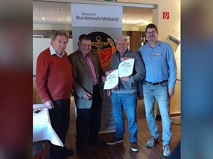 KERH Vorsitzender Helmut Buttlar (von links), die Jubilare Jürgen Bauer und Werner Hassinger und Bezirksvorsitzender Dirk Siebert. Foto: KERH Kassel-Hofgeismar      