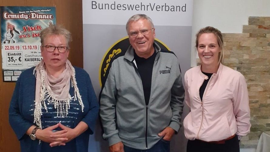 Vorsitzender Oberstleutnant a.D. Matthias Nickel dankte Sabrina Labusch (r.) und Andrea Clemens für die umfangreichen Informationen zum Bundeswehrsozialdienst. Foto: Bärbel Nickel