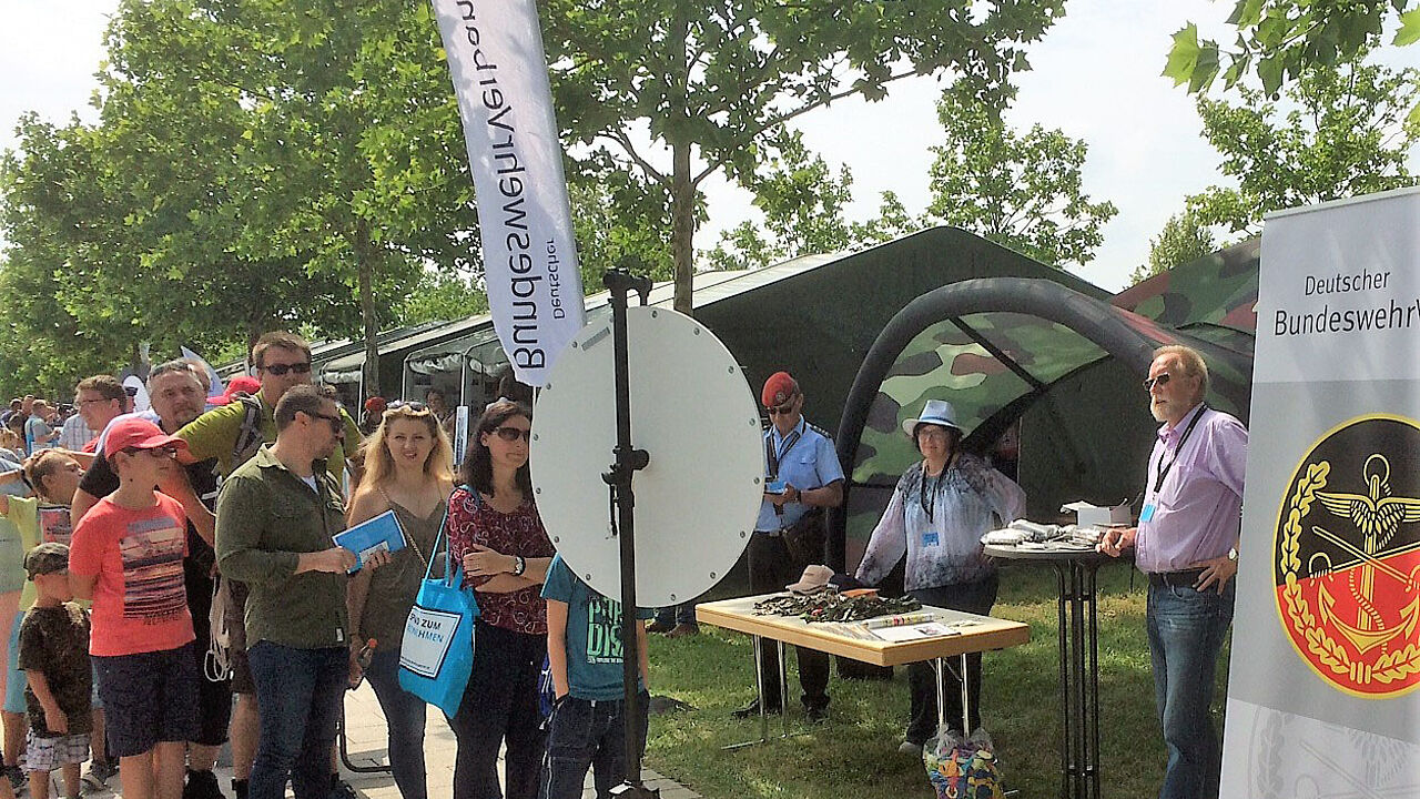 Viele Besucher am Stand der StoKa Ingolstadt mit Roland Ehrenberger sowie Heidi und Heinz Mischmasch von der KERH ( im Bild rechts v.l.n.r.) Foto: DBwV