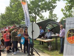 Viele Besucher am Stand der StoKa Ingolstadt mit Roland Ehrenberger sowie Heidi und Heinz Mischmasch von der KERH ( im Bild rechts v.l.n.r.) Foto: DBwV