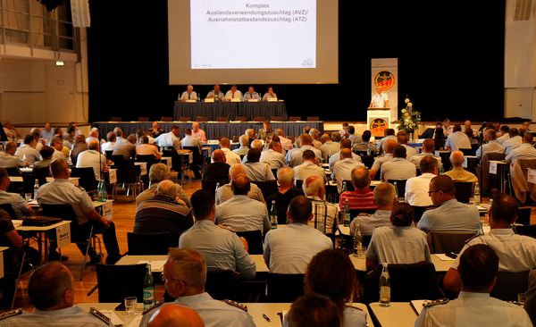 Interessiertes Publikum: Die Delegierten verfolgen den Vortrag von  Oberstleutnant i.G. Detlef Buch zu den laufenden Gesetzesvorhaben. Foto: DBwV/Henning