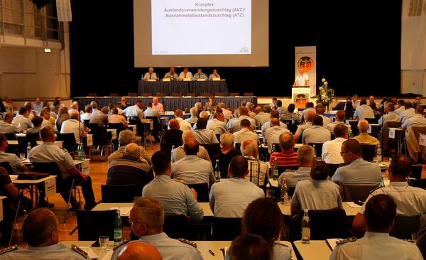 Interessiertes Publikum: Die Delegierten verfolgen den Vortrag von Oberstleutnant i.G. Detlef Buch zu den laufenden Gesetzesvorhaben. Foto: DBwV/Henning
