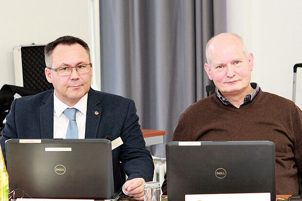 Bernd Kaufmann, Mitglied im HPR beim BMVg Beamtengruppe, und Vorsitzender Fachbereichs Zivile Beschäftigte, Klaus-Hermann Scharf Foto: DBwV/Kaminsky