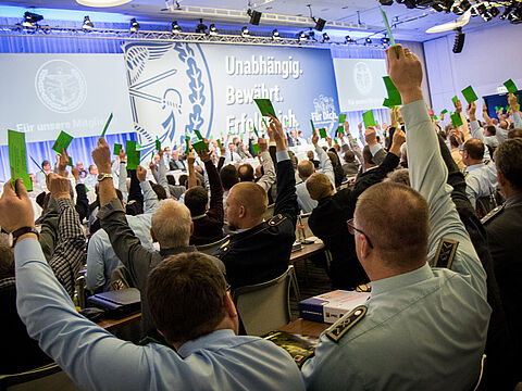 Ende des Jahres wählen die Delegierten des Deutschen BundeswehrVerbandes einen neuen Bundesvorstand. 24 Kandidatinnen und Kandidaten wurden jetzt vom amtierenden Bundesvorstand nominiert. Foto: DBwV/Zacharie Scheurer