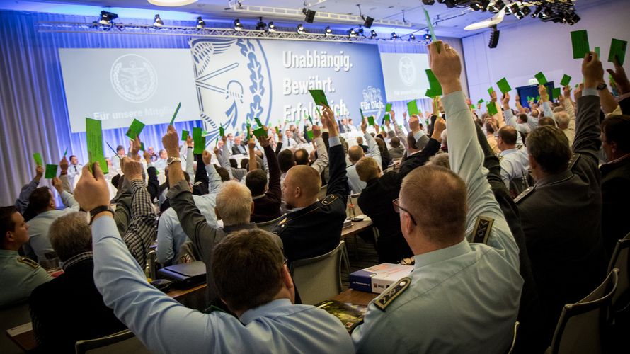 Ende des Jahres wählen die Delegierten des Deutschen BundeswehrVerbandes einen neuen Bundesvorstand. 24 Kandidatinnen und Kandidaten wurden jetzt vom amtierenden Bundesvorstand nominiert. Foto: DBwV/Zacharie Scheurer
