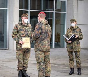 Oberfeldwebel Maximilian Schwarz (l.) erhält die förmliche Anerkennung vor der angetretenen Inspektion in Ingolstadt. Foto: Bundeswehr/Sebastian Veronics