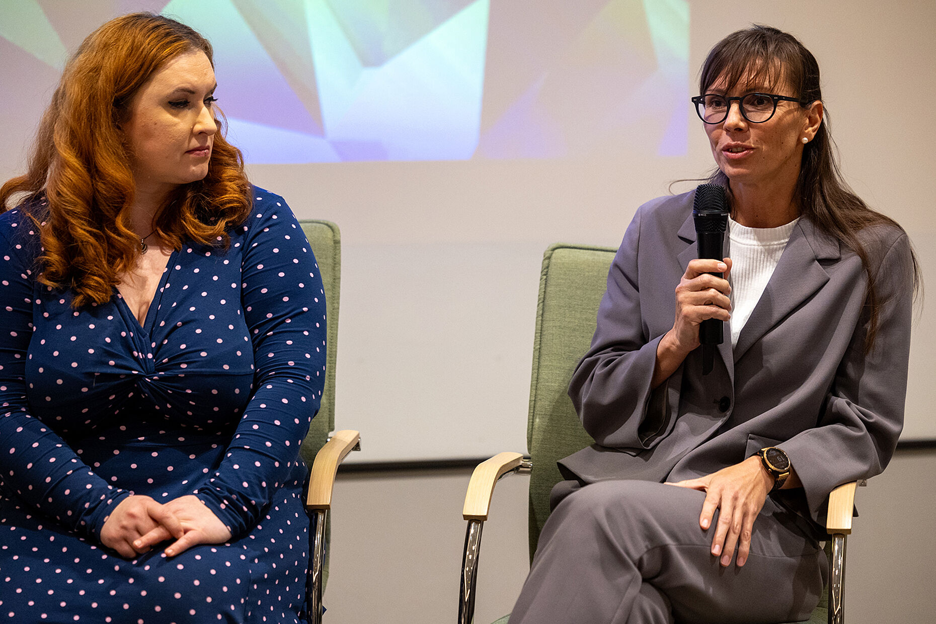 Die Bundestagsabgeordneten Agnieszka Brugger (Bündnis 90/Die Grünen, l.) und Diana Herbstreuth (CDU).