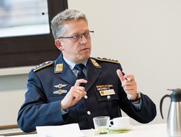 Hauptmann Andreas Steinmetz, zweiter Stellvertreter des Bundesvorsitzenden, fordert eine Konzeption für die Veteranenarbeit - ein Handlungsrahmen für das weitere Vorgehen. Foto: DBwV/Zacharie Scheurer