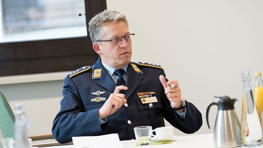 Hauptmann Andreas Steinmetz, zweiter Stellvertreter des Bundesvorsitzenden, fordert eine Konzeption für die Veteranenarbeit - ein Handlungsrahmen für das weitere Vorgehen. Foto: DBwV/Zacharie Scheurer