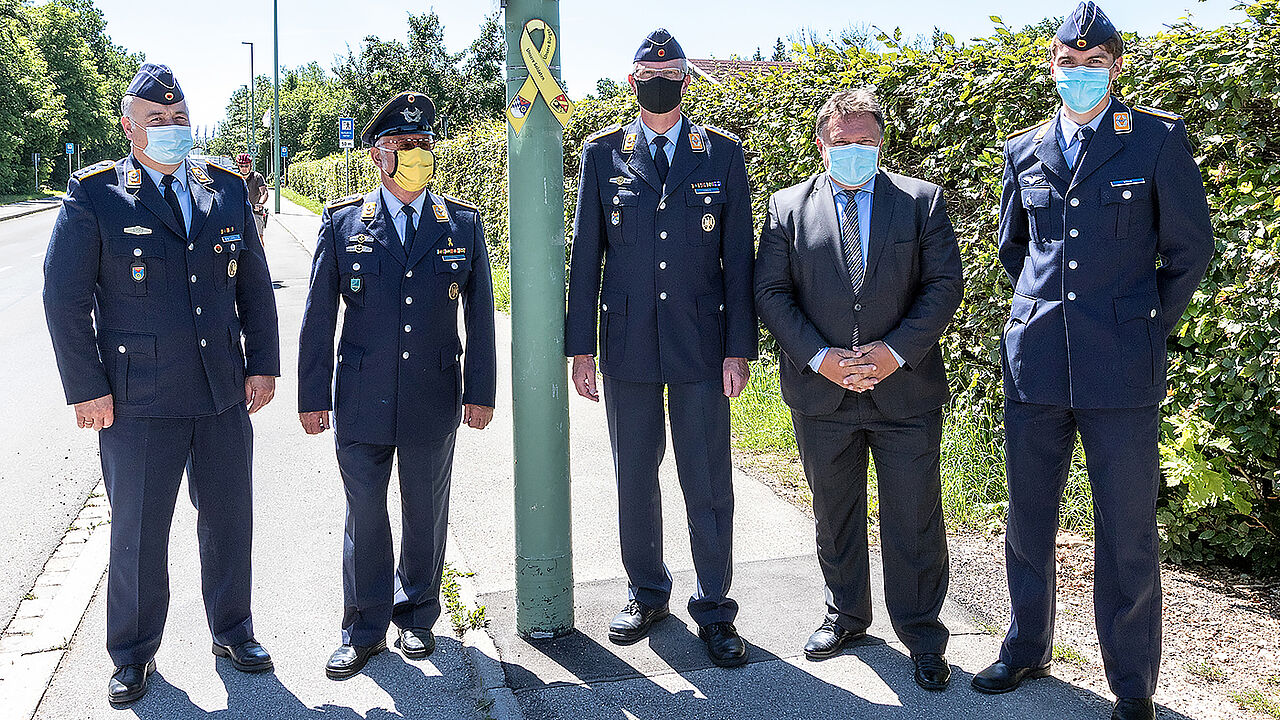 Gelbe Schleife an einem Ortseingang von Kaufbeuren: Hauptmann Manfred Winterholler (v.l.), Stabsfeldwebel a.D. Günter M. Goth (Soldatenkameradschaft), Oberst Martin Langer, OB Stefan Bosse und Leutnant König.