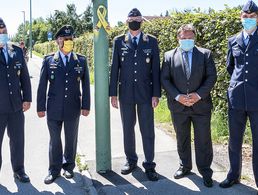 Gelbe Schleife an einem Ortseingang von Kaufbeuren: Hauptmann Manfred Winterholler (v.l.), Stabsfeldwebel a.D. Günter M. Goth (Soldatenkameradschaft), Oberst Martin Langer, OB Stefan Bosse und Leutnant König.