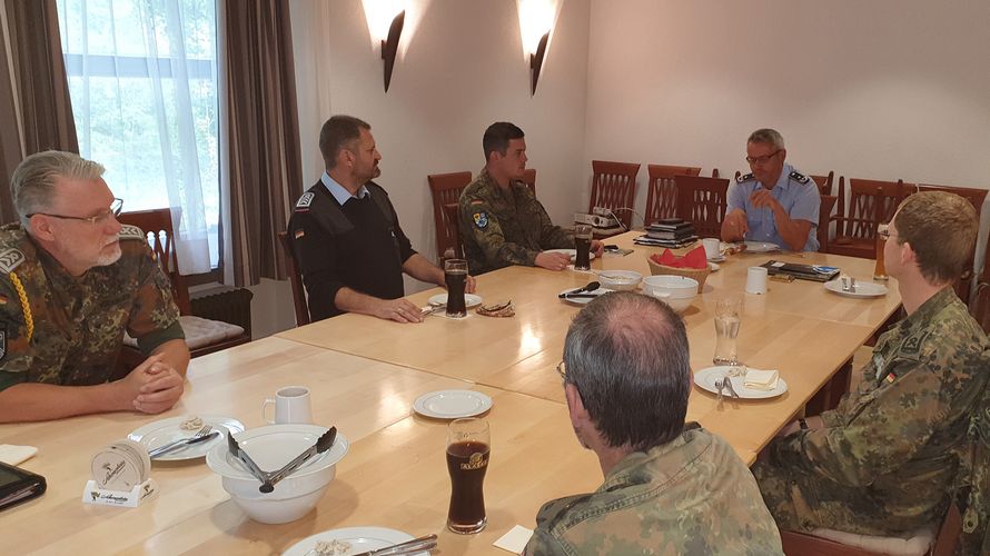 Fachbereichsvorsitzender Oberstleutnant i. G. Dr. Detlef Buch im Gespräch mit Chefs, Spießen und Mandatsträgern. Foto: DBwV/Franz Jung