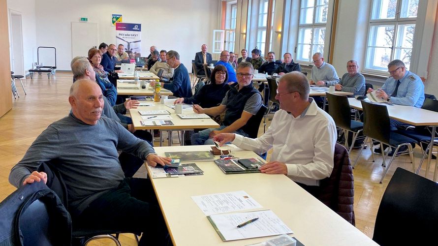 Vorsitzende von StoKa, Kameradschaften ERH und selbständigen TruKa waren Teilnehmer der Info-Veranstaltung des Bezirks Bairisch Schwaben in der Allgäu Kaserne in Füssen. Foto: Michael Lipp