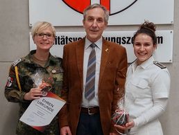 Die bisherige Vorsitzende Stabsfeldwebel Melanie Penz (l.) mit Landesvorsitzendem Gerhard Stärk übergibt den Staffelstab an ihre Nachfolgerin Feldwebel Rebecca Satzger. Foto: TruKa Sanität Müllheim