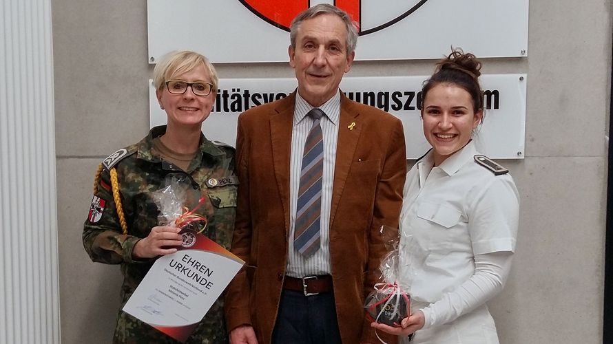 Die bisherige Vorsitzende Stabsfeldwebel Melanie Penz (l.) mit Landesvorsitzendem Gerhard Stärk übergibt den Staffelstab an ihre Nachfolgerin Feldwebel Rebecca Satzger. Foto: TruKa Sanität Müllheim