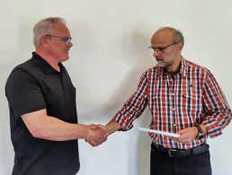 Willy Hanemann wurde vom StoKa-Vorsitzenden Christian Lender (rechts) mit Dank aus dem Vorstand verabschiedet.  Foto: Christian Menhart