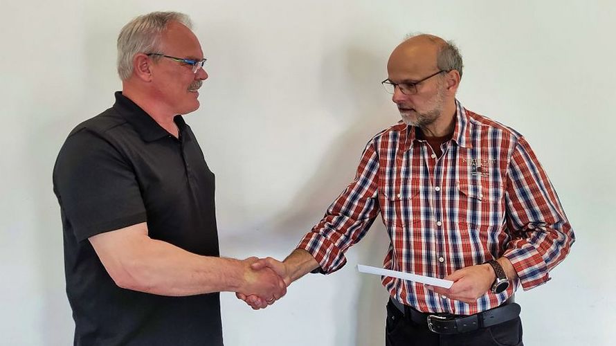 Willy Hanemann wurde vom StoKa-Vorsitzenden Christian Lender (rechts) mit Dank aus dem Vorstand verabschiedet.  Foto: Christian Menhart
