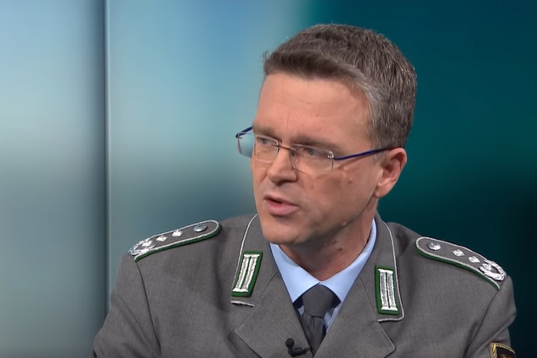 Oberst André Wüstner fordert eine Stärkung der Kapazitäten der Rüstungsindustrie, um sowohl den eigenen als auch den den Bedarf der Ukraine decken zu können. Foto: Screenshot 
