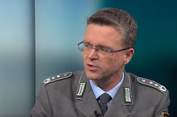 Oberst André Wüstner fordert eine Stärkung der Kapazitäten der Rüstungsindustrie, um sowohl den eigenen als auch den den Bedarf der Ukraine decken zu können. Foto: Screenshot 