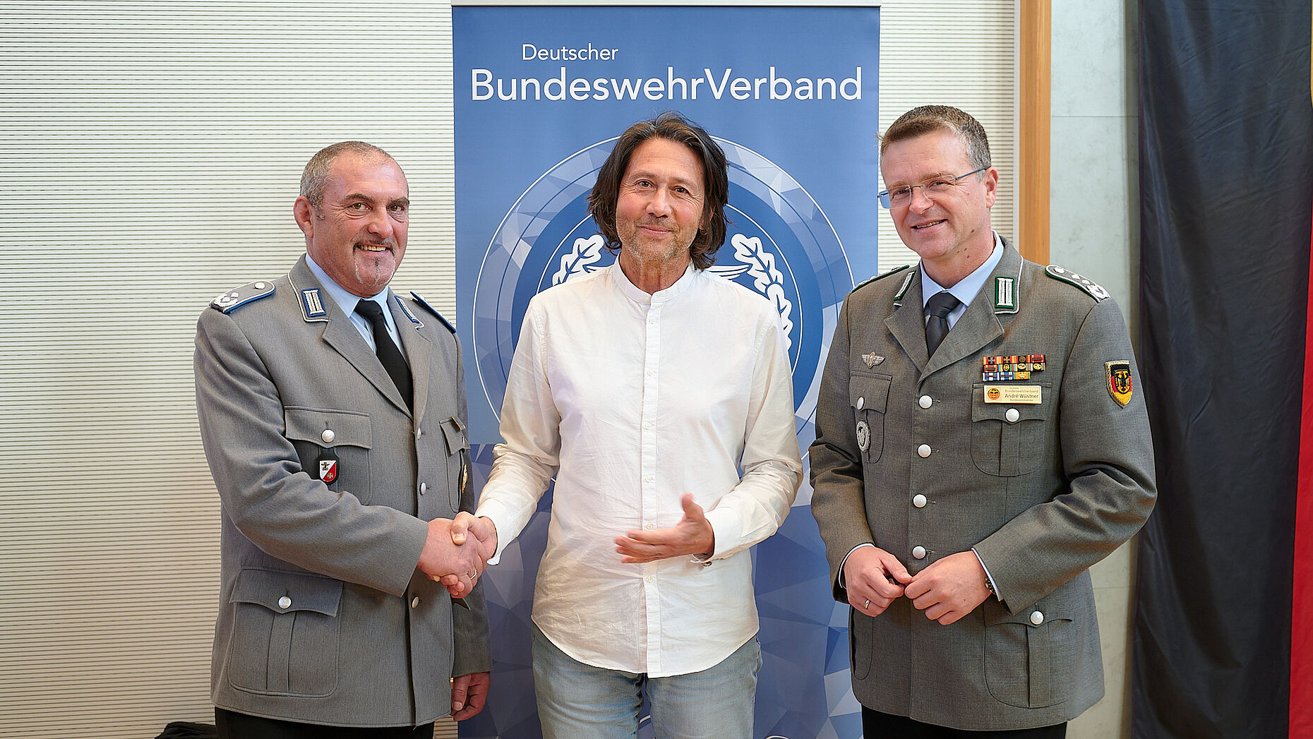 Die Spende der Delegierten für die „Aktion Sorgenkind“ übergaben Landesvorsitzender Josef Rauch und Bundesvorsitzender Oberst André Wüstner an Torsten Schäufele vom Bundeswehr Sozialwerk. Foto: DBwV/Ingo Kaminsky
