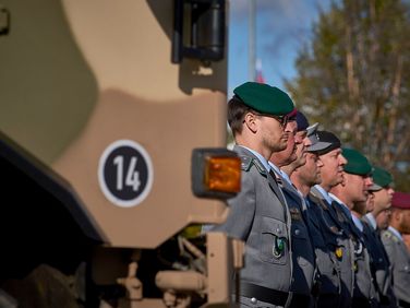 Langsam aber sicher kommt Bewegung in die Veteranen-Thematik in Deutschland. Fragen zum aktuellen Stand beantworten Marcel Bohnert und Florian Hahn heute auf Instagram. Foto: picture alliance/SZ Photo/Mike Schmidt