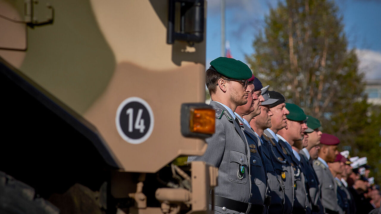 Langsam aber sicher kommt Bewegung in die Veteranen-Thematik in Deutschland. Fragen zum aktuellen Stand beantworten Marcel Bohnert und Florian Hahn heute auf Instagram. Foto: picture alliance/SZ Photo/Mike Schmidt
